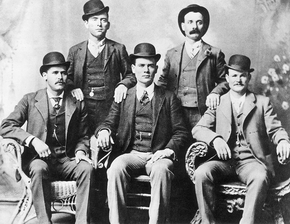 Stående från vänster: William Carver och Harvey 'Kid Curry' Logan. Sittande: Harry 'Sundance Kid' Langbaugh, Ben 'The Tall Texan' Kilpatrick, Robert LeRoy 'Butch Cassidy' Parker.