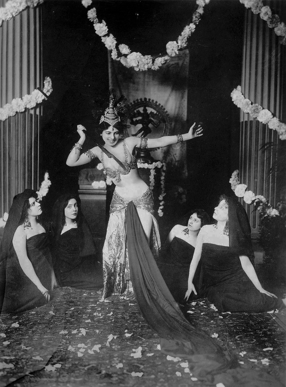 Mata_Hari_dancing_in_the_Musée_Guimet_(1905)_-_1.jpg